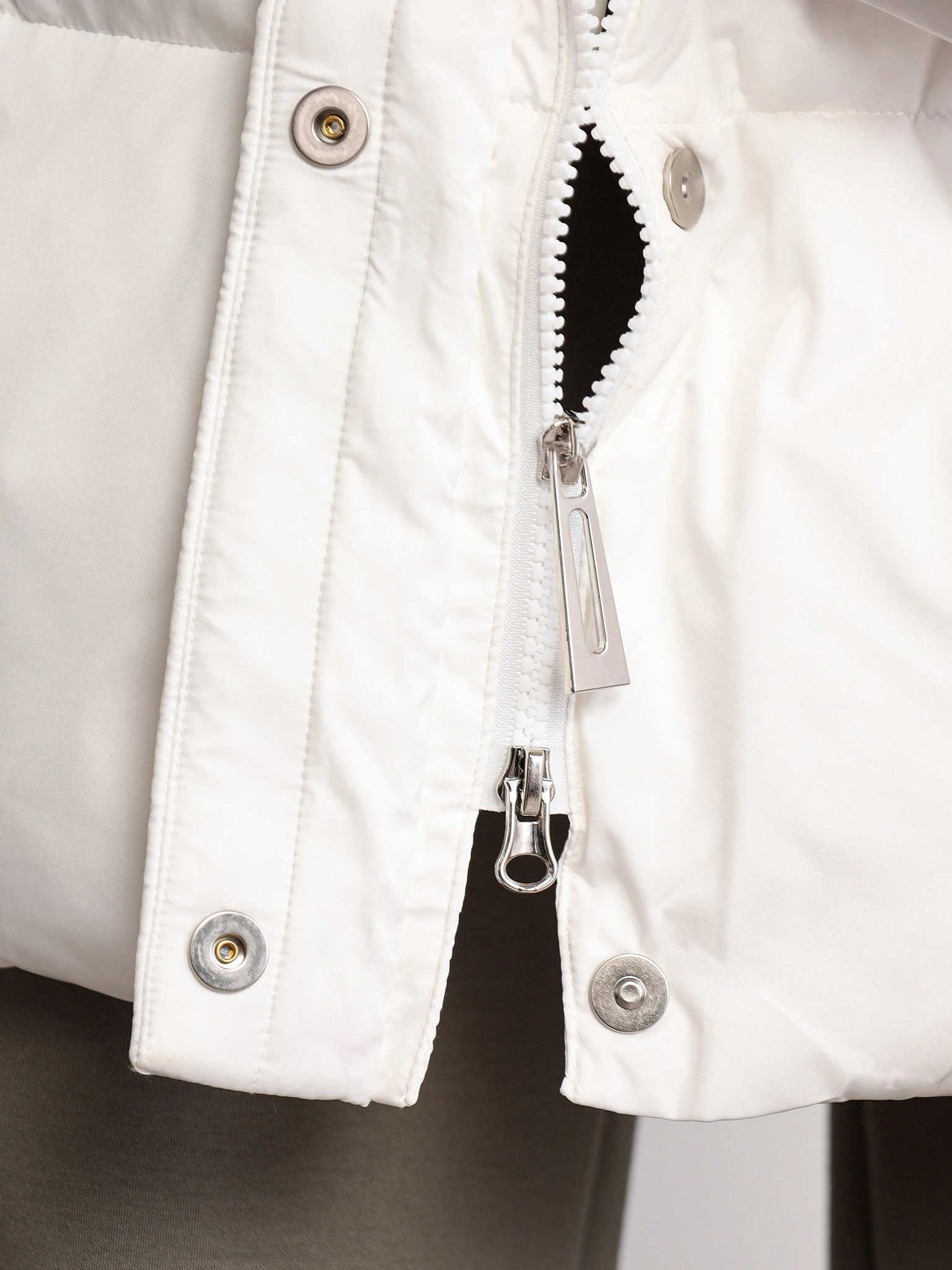 Пуховик белого цвета с капюшоном